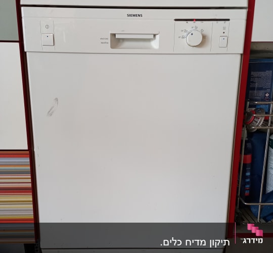 מדיח כלים לבן עם כפתורי שליטה
